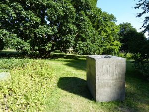 Grauer Block auf einer Wiese